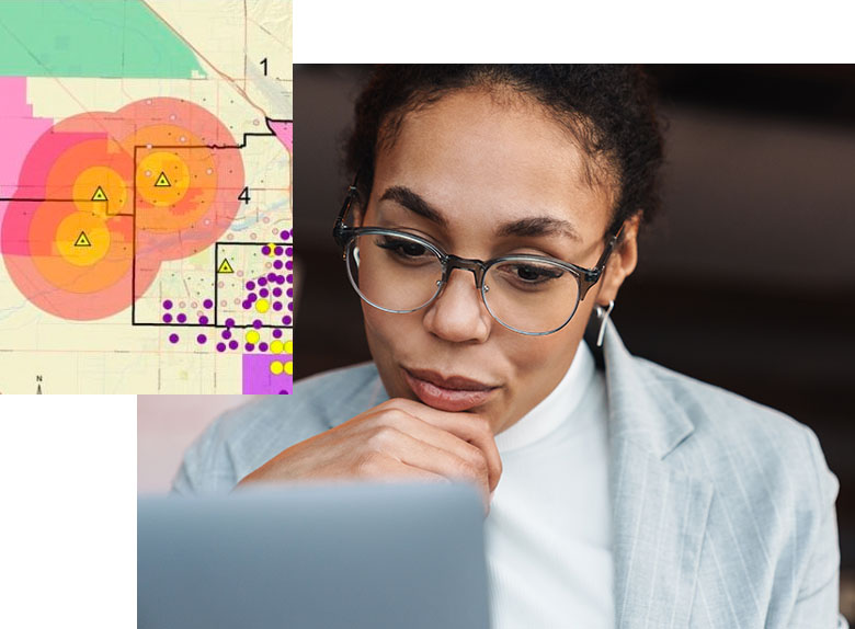 Mulher negra, olhando para um mapa em um computador laptop