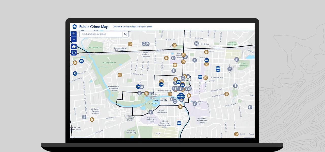 Laptop, na którego ekranie jest widoczna mapa przestępstw przeciwko porządkowi publicznemu w Naperville (stan Illinois); różne typy incydentów są oznaczone różnymi ikonami