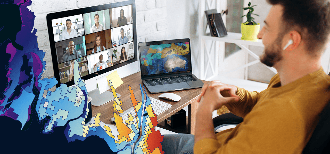 Un consulente GIS che ospita una riunione virtuale