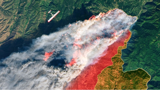 Um mapa de resposta a desastres de um incêndio em uma montanha e um avião sobrevoando