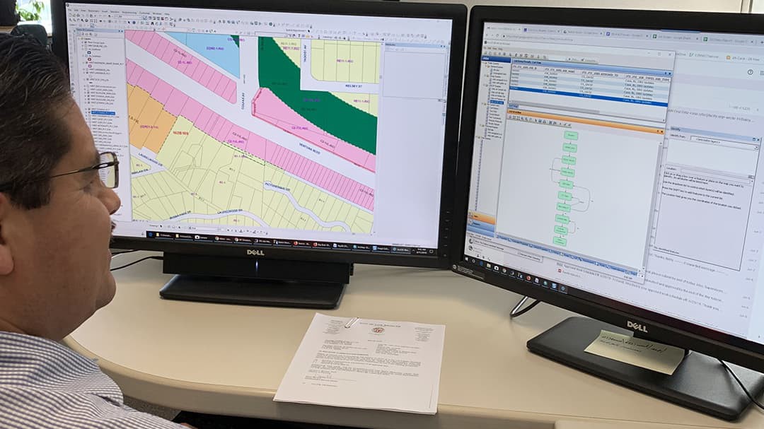 GIS Supervisor, Cruz Ortiz, edits the zoning feature class in a Workflow Manager job.