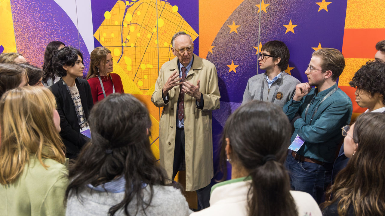 Esri president Jack Dangermond speaking informally with a group of students at Esri FedGIS
