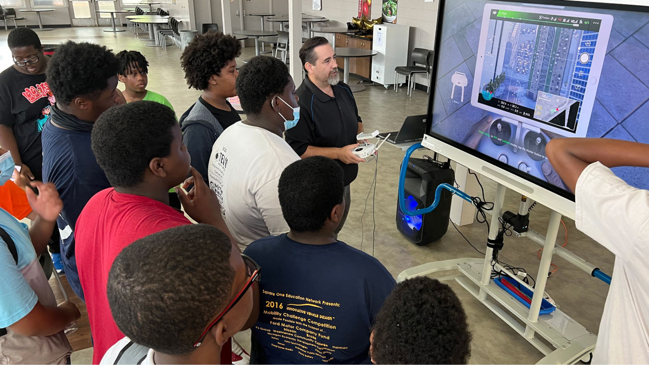 Ray Lillibridge, Industrial Mentor from OHM Advisors, utilizing the latest in drone simulator technology to engage the minds of the FDA students.