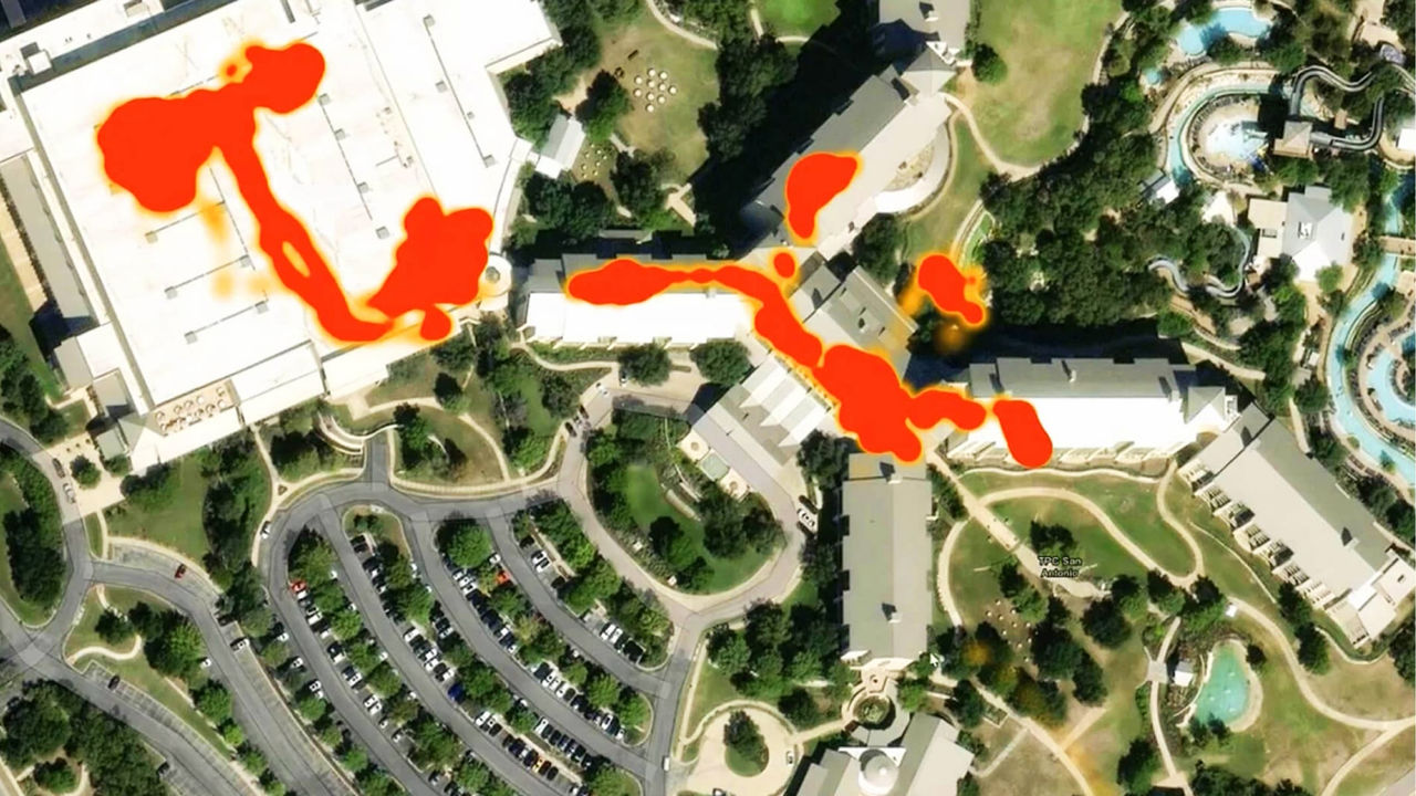 Vista aérea de un edificio con un mapa de calor que muestra el recorrido de una persona