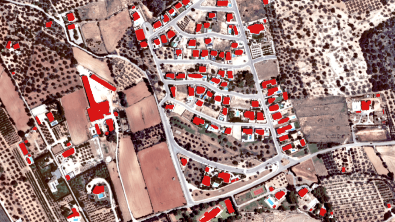 Modèle de détection des changements identifiant les nouveaux bâtiments construits dans les images satellite