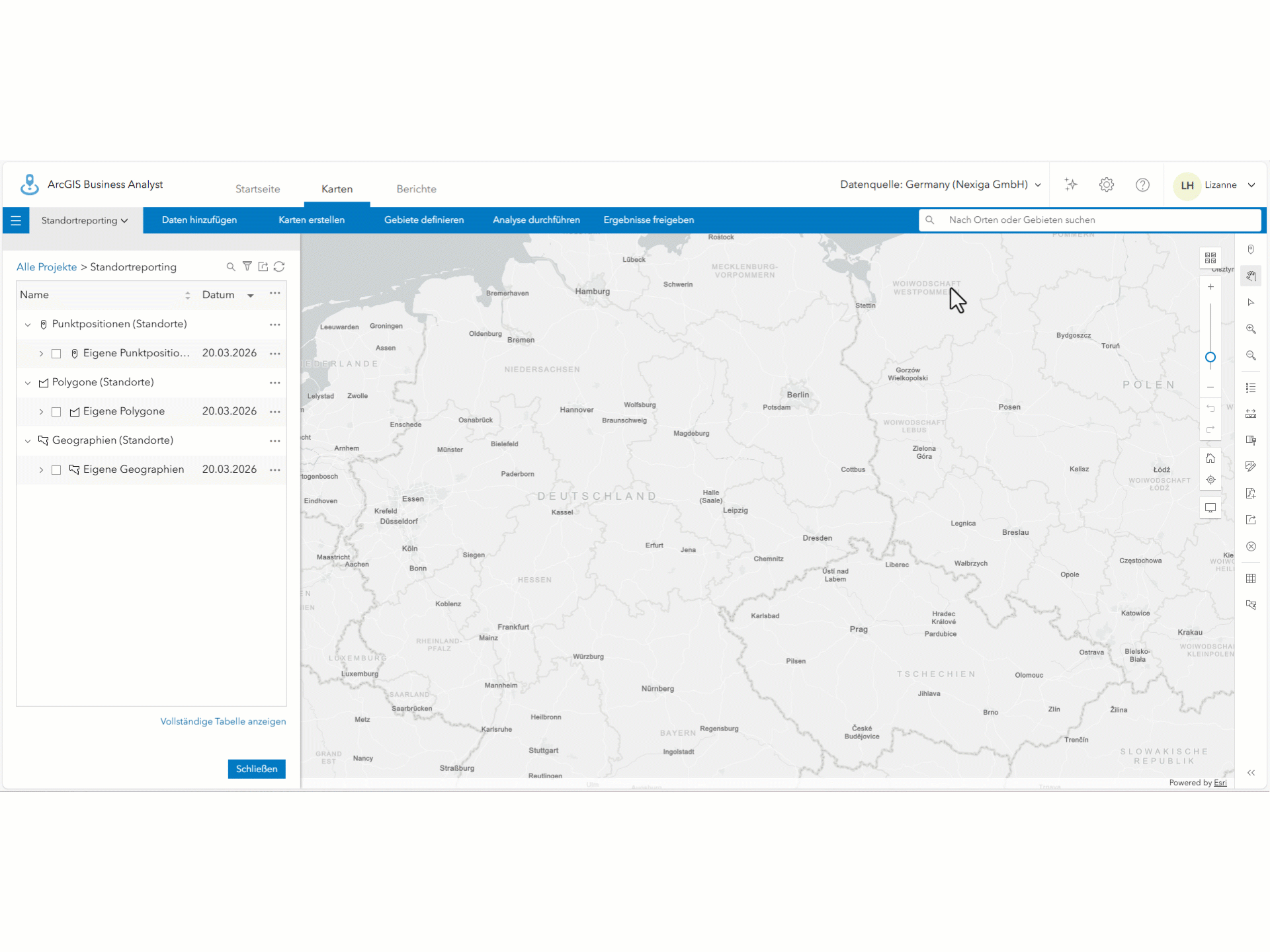 Raum mit Pflanzen im Hintergrund mit einer Frau mit braunen Haaren und Brille im Vordergrund und drei Karten