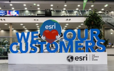 Schriftzug "We Love Our Customers" auf der Esri Konferenz 2024