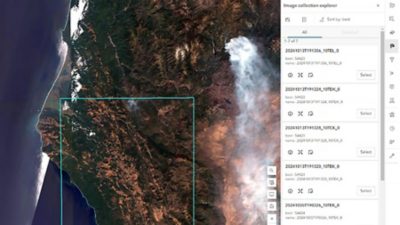 Image satellite d’un incendie de forêt près d’un littoral avec un écran en encart affichant des métadonnées sous forme de texte et d’icônes 