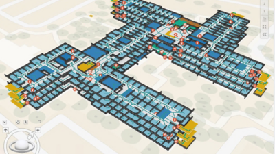 여러 공간과 비상 장비 아이콘이 표시된 다층의 십자형 건물 평면도를 보여주는 3D 수치 지도