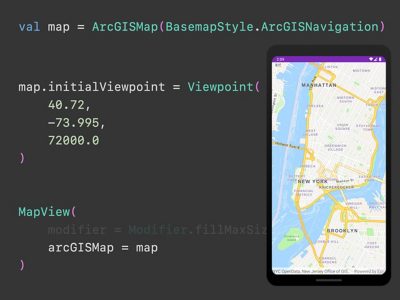Appareil mobile affichant une carte de Manhattan et de Brooklyn à côté de lignes de code