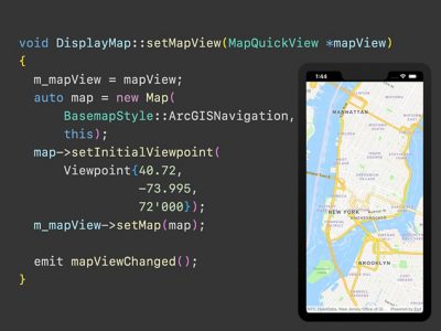 Appareil mobile affichant une carte de Manhattan et de Brooklyn à côté de lignes de code
