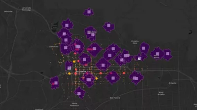 Mappa di colore nero con punti di dati gialli e rossi sparsi e più cerchi viola scuro