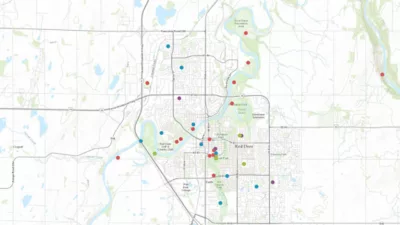Mappa stradale beige di strade che mostra punti e posizioni con punti di dati sparsi rossi e blu 
