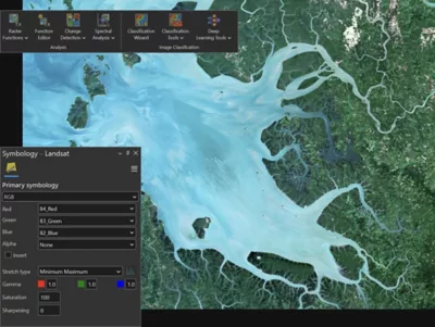 Image satellite d’un delta fluvial au Myanmar en cours d’examen dans ArcGIS Pro, avec des fenêtres d’outils ouvertes pour les fonctions de symbologie et d’analyse