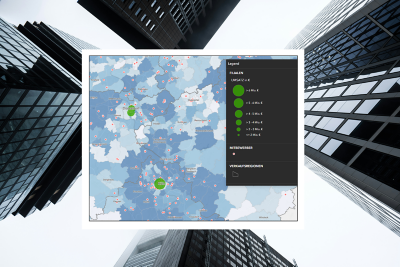 Eine Karte zeigt ein zonenübergreifendes Pipeline-Netz mit Farbcodes, Typen, IDs und Koordinaten sowie eine bewässerte landwirtschaftliche Fläche