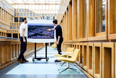 Medewerkers Gemeente Deventer demonstreren Digital Twin op scherm