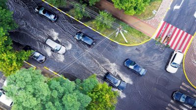 Vue aérienne de voitures circulant sur une route inondée