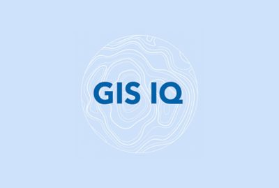 Logo des GIS IQ Blog vor einem hellblauen Hintergrund