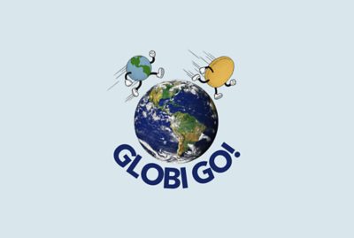 Illustration einer Weltkugel mit dem Schriftzug „Globi Go!“. Zwei comicartige Figuren in Form von Kugeln bewegen sich oberhalb der Erde.