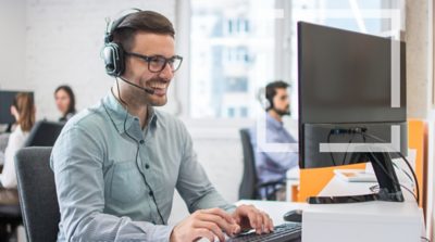 Kuvituskuva, missä on iloinen asiakaspalvelija