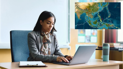 Eine Lehrerin an einem aufgeklappten Laptop in einem hellen, modernen Klassenzimmer, überlagert mit einer kleinen bunten Landkarte