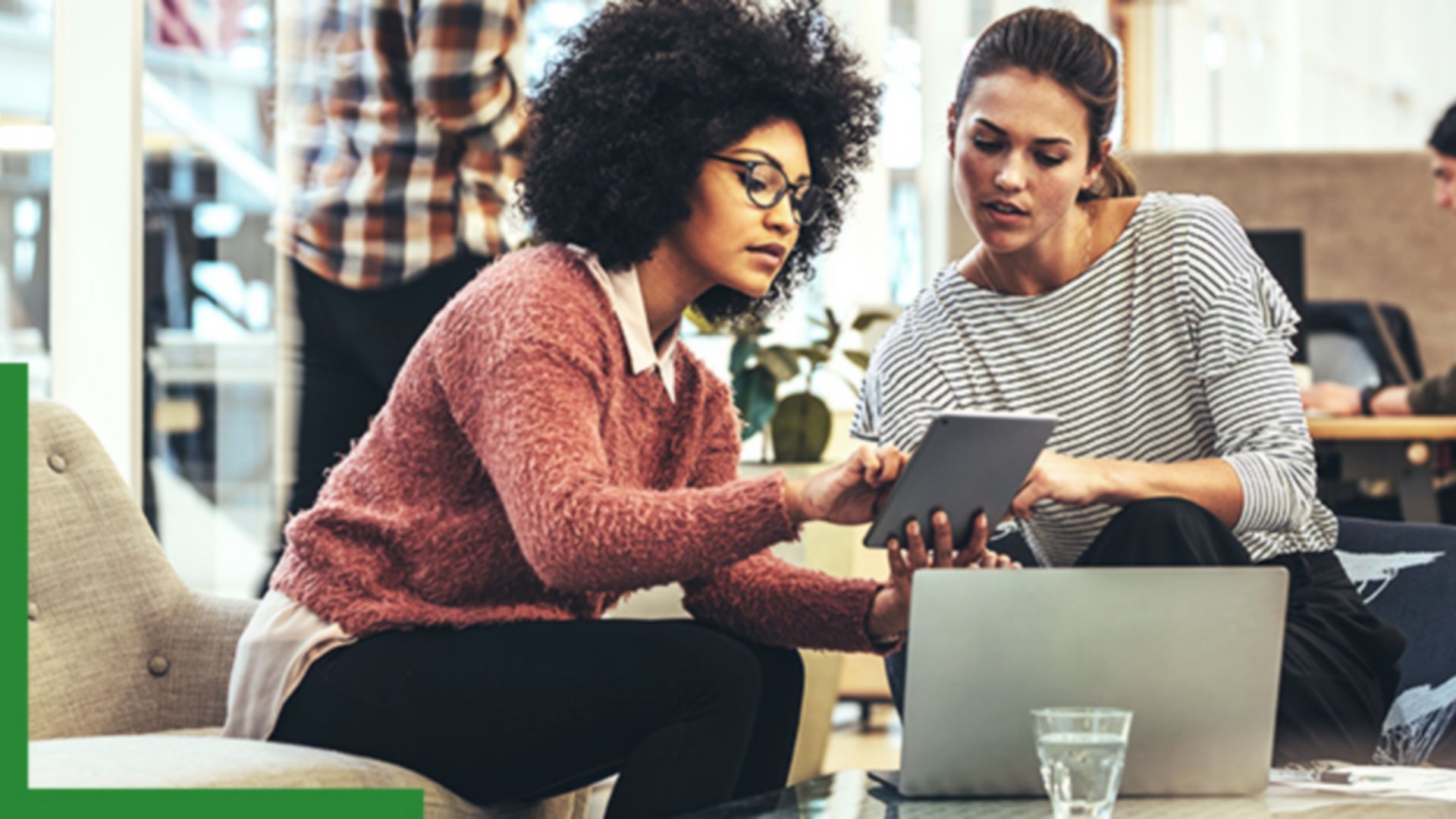 Два человека сидят в кафе и работают с программным обеспечением ГИС на планшете и ноутбуке