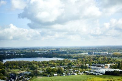 Natuurgebied met water en huizen in Noord-Brabant