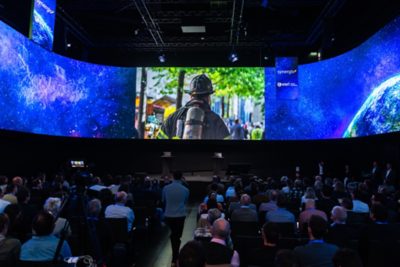 Esri UC Austria Bühne mit Bild von einem Feuerwehrmann auf dem Screen
