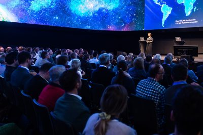 Renate Messner auf der Bühne der Esri UC Austria