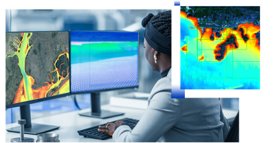 Jeune femme regardant 2 écrans d’ordinateur avec des données hydrographiques et une image numérique d’un système d’information bathymétrique