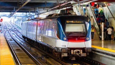 Tren de metro moderno detenido en la plataforma de una estación.