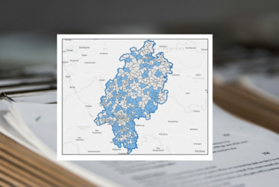 Das linke Bild zeigt den client-gerichteten Webanwendungs-Viewer von HDR für das Pipeline-Projekt, während das rechte Bild eine Stadtsilhouette in North Carolina zeigt.