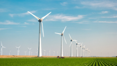 Windmolens in open weiland met blauwe lucht