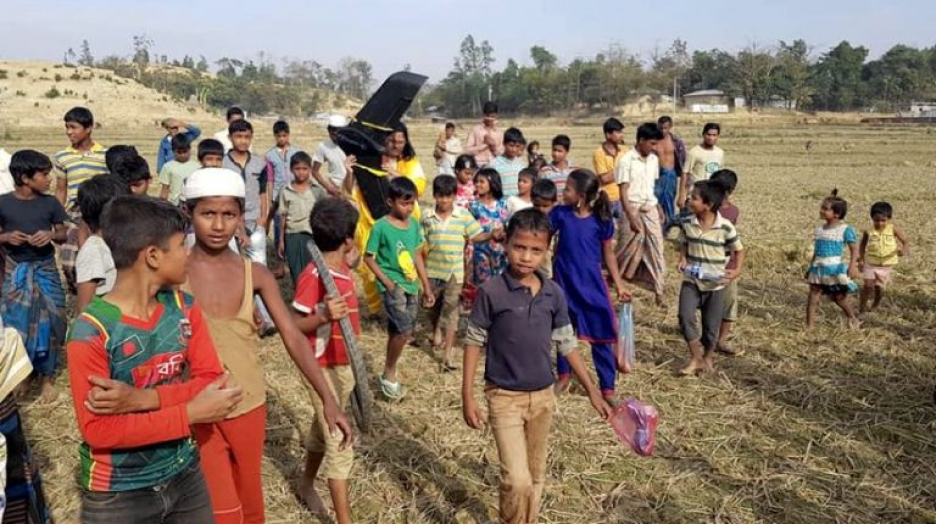 I bambini Rohingya si riuniscono nel campo profughi di Kutupalong in Bangladesh per guardare i droni catturare immagini della zona