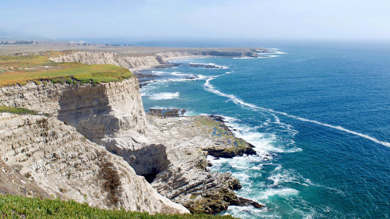 Scogliere costiere rocciose sull'oceano