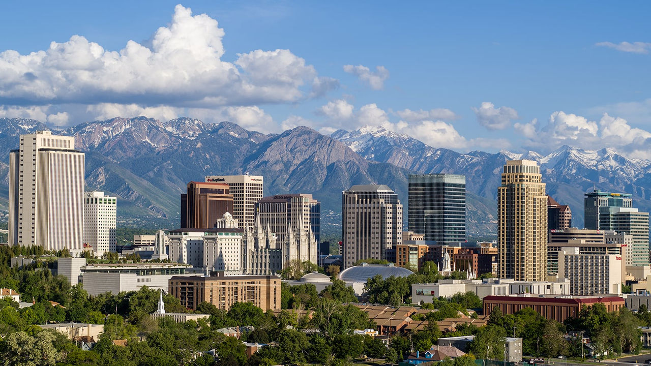 Orizzonte di Salt Lake City, Utah, con montagne e nuvole sullo sfondo