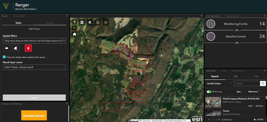 赤のラインは、ArcGIS Image for ArcGIS Online でホストされている地理的エリア内の地役権の監視を示している