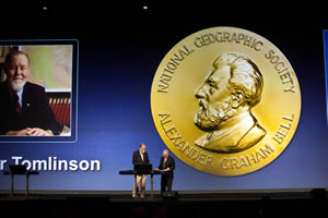 photo of Gil Grosvenor presenting award to Roger Tomlinson