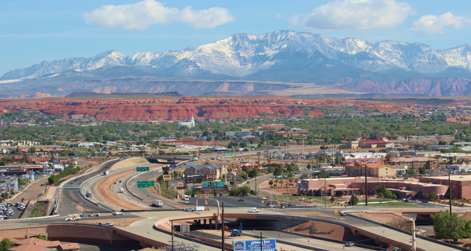 Widok z dronu na system autostrad w stanie Utah ilustrujący wjazdy i zjazdy w lokalnej miejscowości oraz czerwone i ośnieżone góry