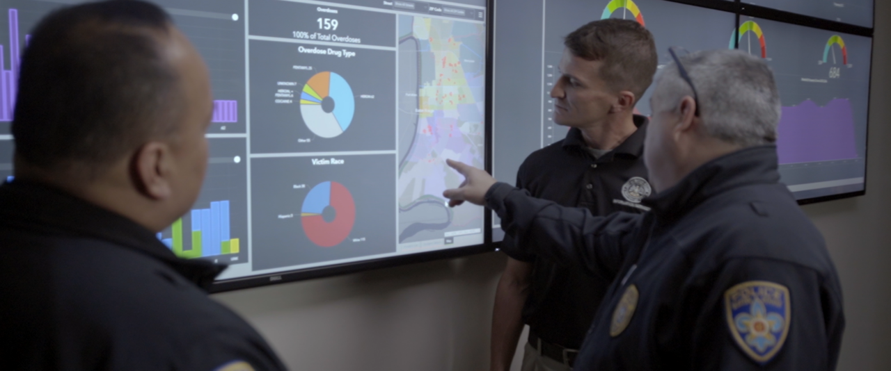 在路易斯安那州巴吞鲁日，警察学院的学员使用 ArcGIS Dashboards 进行培训。